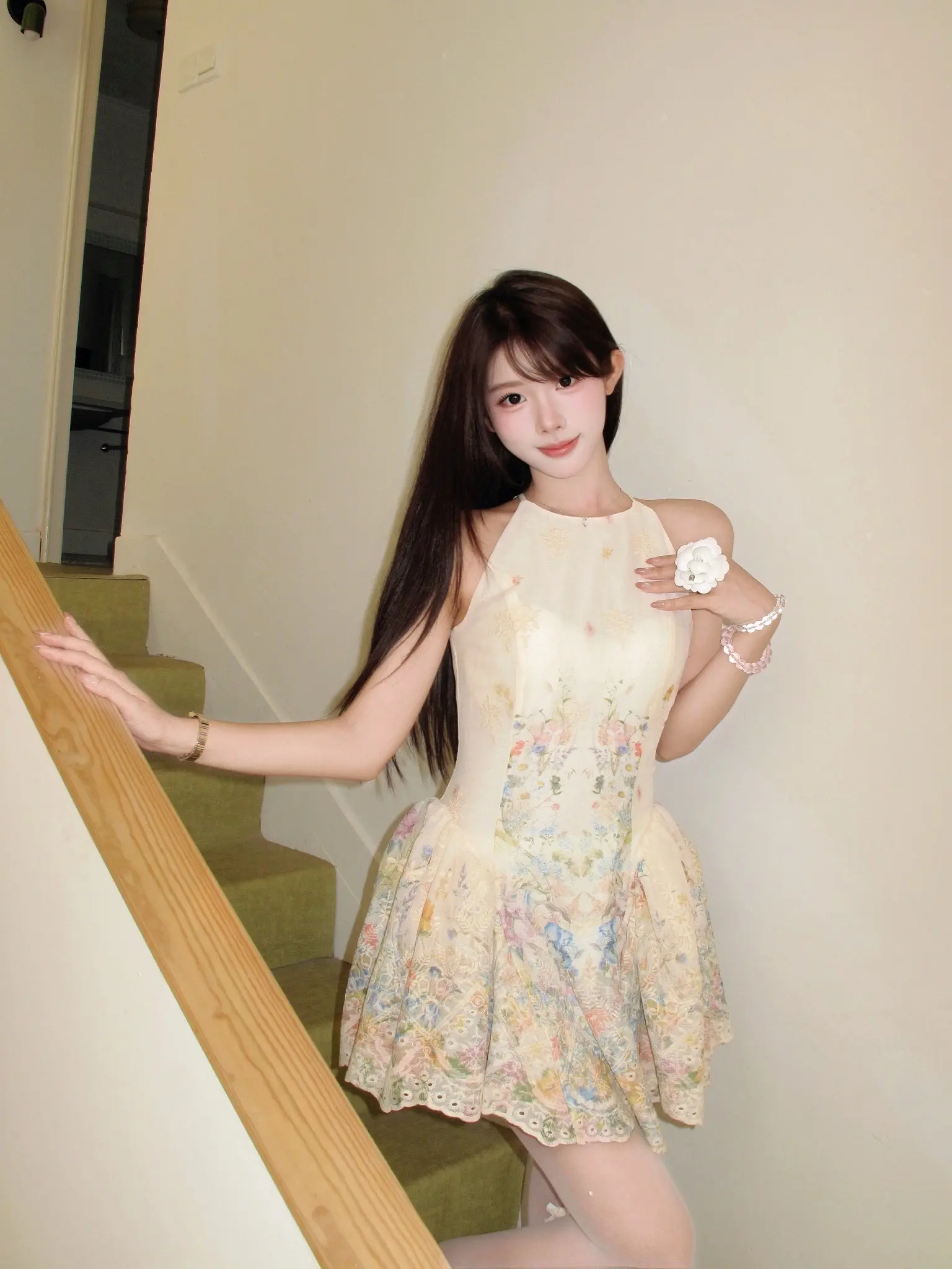 💐。春夏和碎花裙的适配度好高 油画少女的即视感🖼️ 挂脖设计显得四肢很纤细～