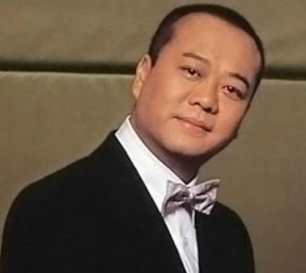 1992年，欧阳震华跑了十年龙套，同学吴志强告诉他：“改名吧，改了名就有戏拍，我