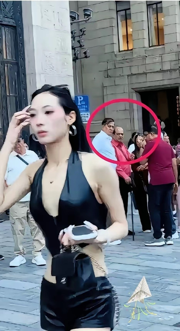 外滩一女子被印度没见过世面的盯着看30米