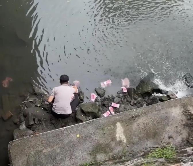 “差点让他发财了！”深圳，一河流惊现大量成捆百元大钞，男子激动的不顾生命危险，捡