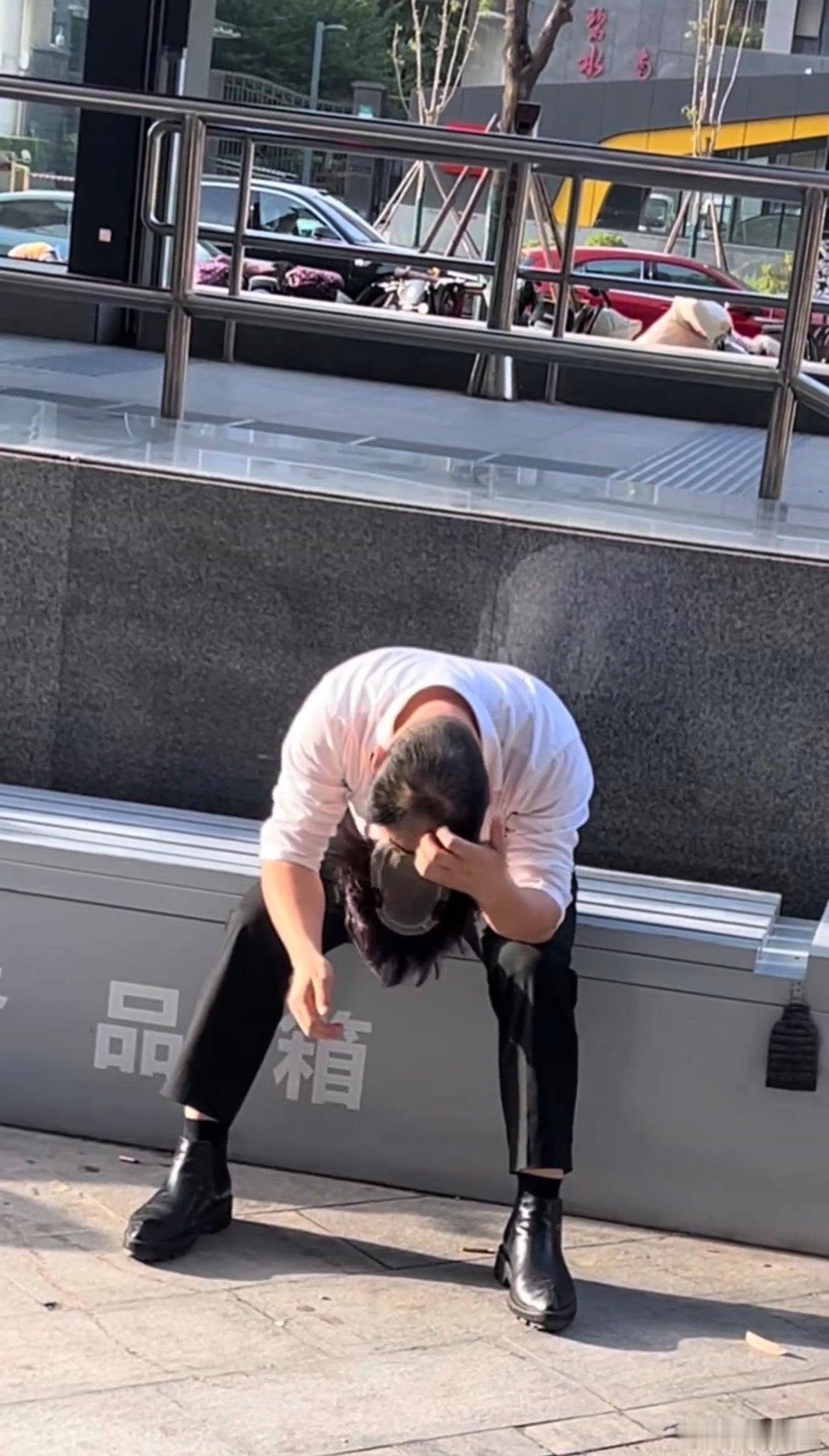 现在戴假发的人也是越来越多…
