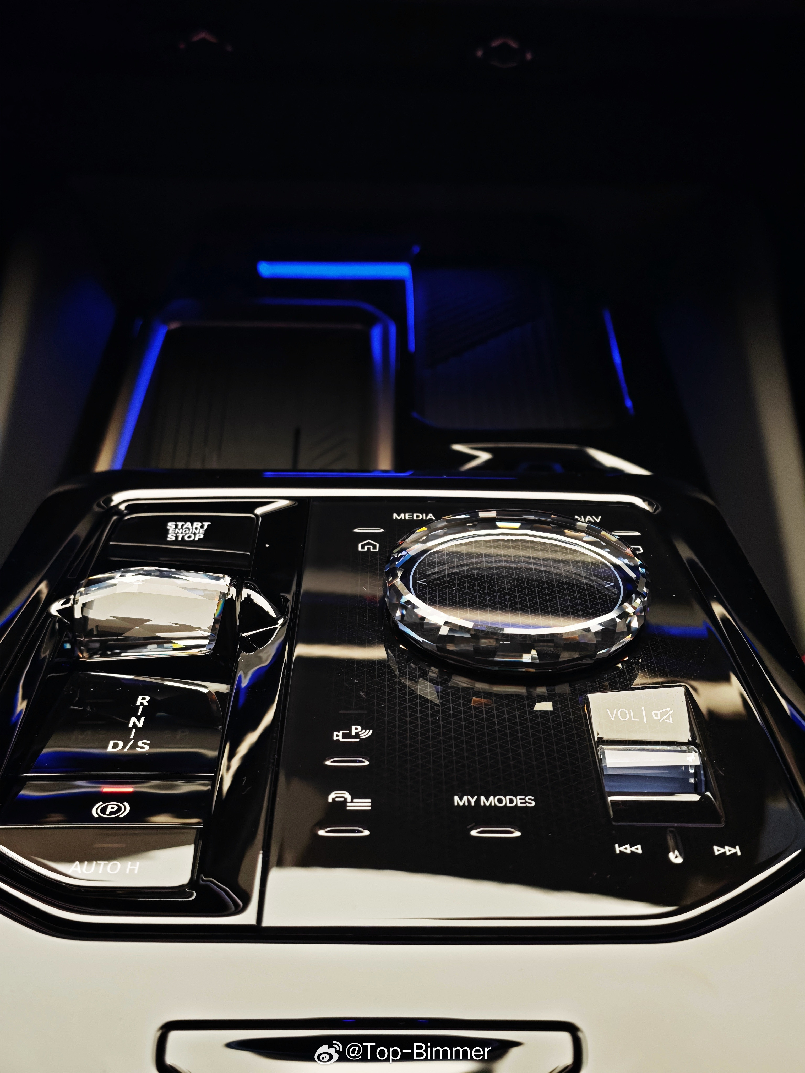 一直被称为理科男的宝马，没想到现在也玩内饰了，嘿嘿！环抱式光带温柔舒展，光线细腻