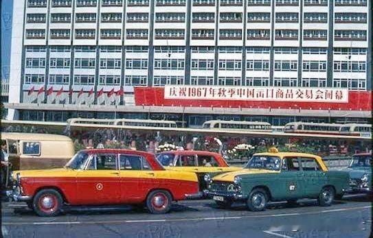 1967年，香港尖沙咀星光行，庆祝中国出口商品交易会开幕。虽然挂着庆祝国家的