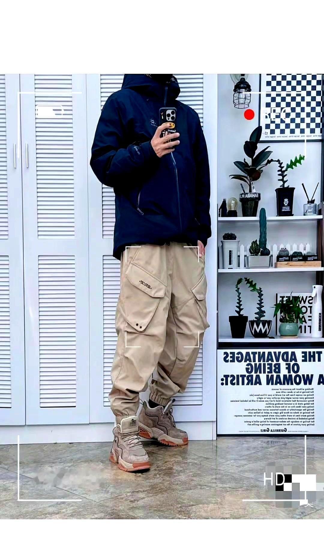 冲锋衣不看logo看胶条了。五百年买件衣，能扛暴雨不漏针脚，比啥大牌都硬气。