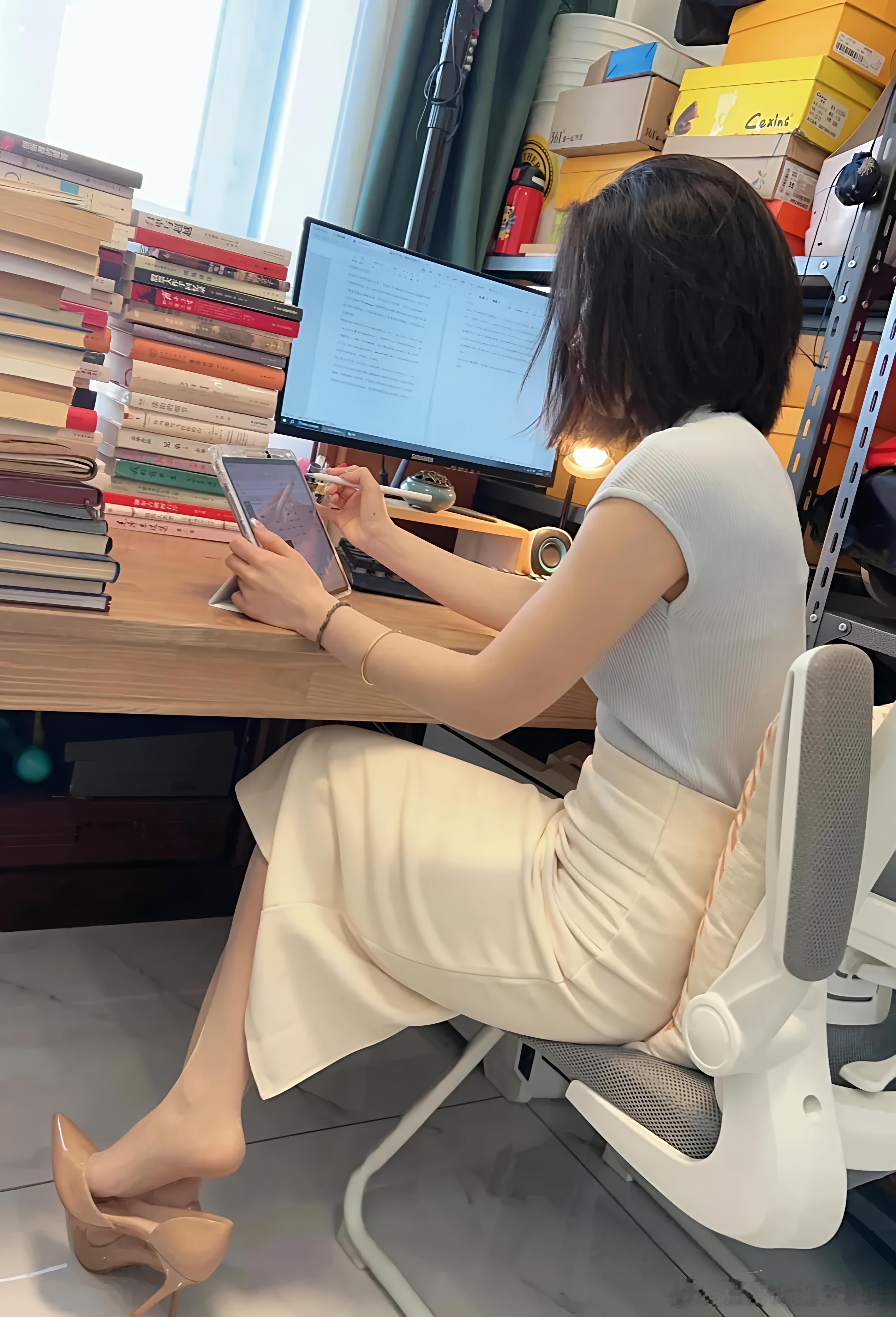 爱学习的女白领，裸色高跟鞋搭配丝袜，永恒的经典穿搭～​​​