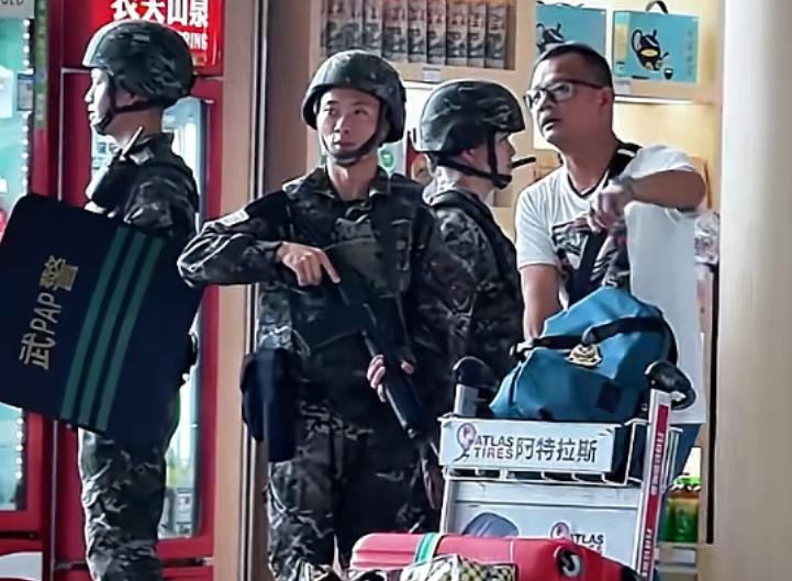 有人在社交平台上传了一段上海街头的视频，底下有条评论被顶到了最前面：“为什么中国