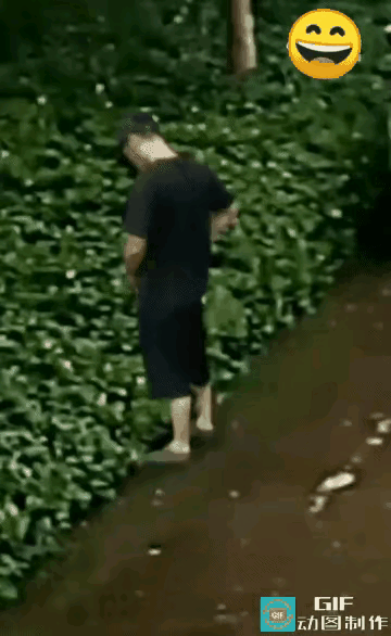 一男子喜提新车，还没上牌照呢。他来着开着突觉尿意盎然，就把车子停在道边痛快淋漓地