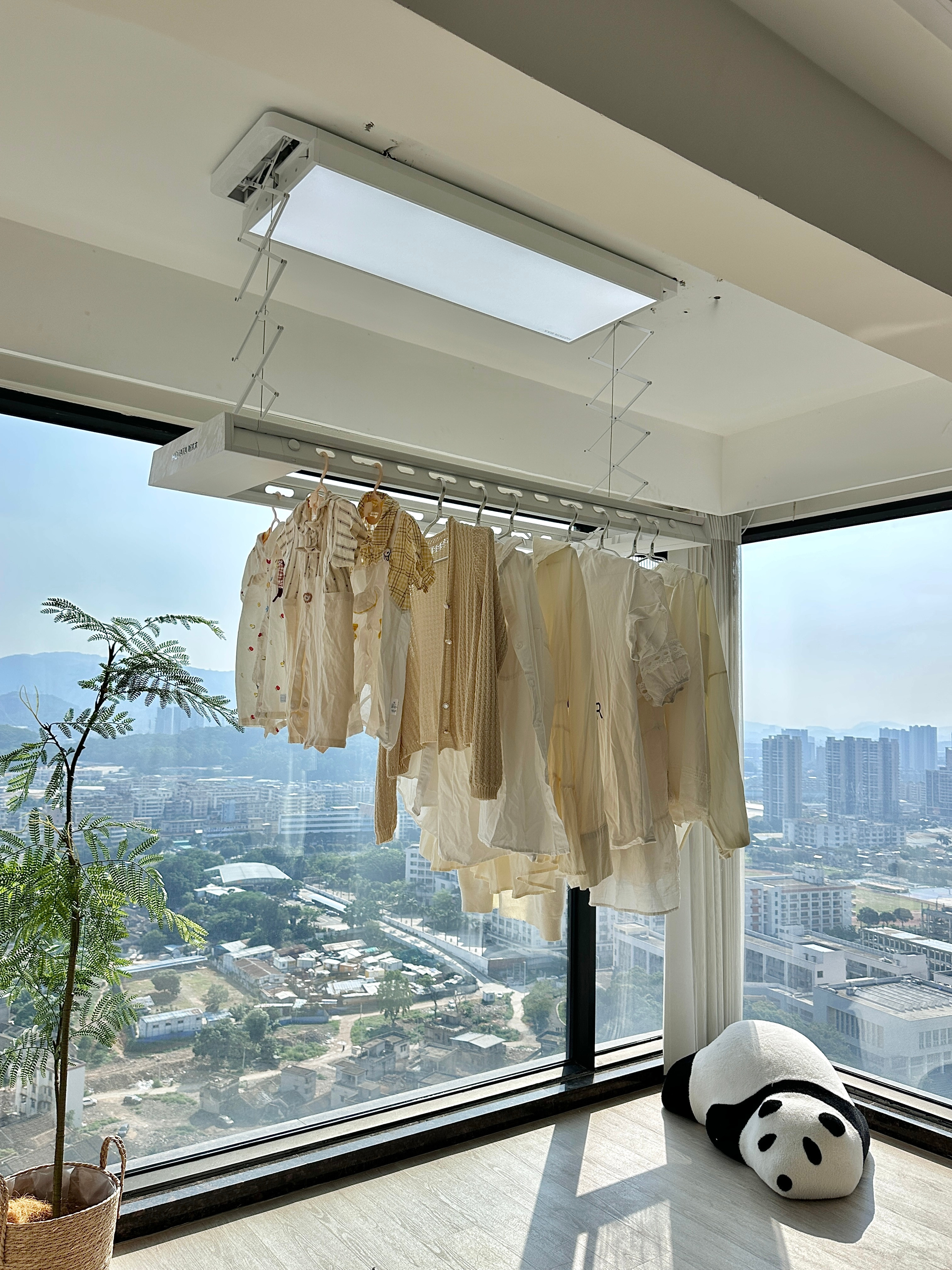 生活的目标不再是“变得更好”，而是“住得更舒服”。允许一本书翻到一半就放下，阳光