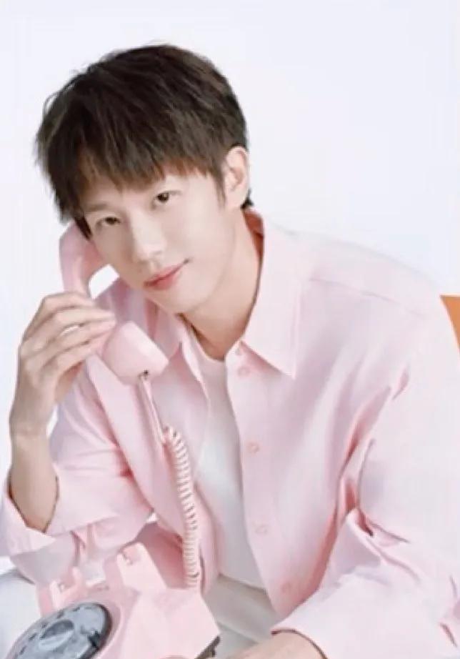 09月17日，林高远穿着粉色衬衫，手上拿着小白兔，这身装扮也吸引了”评论罗伯特”