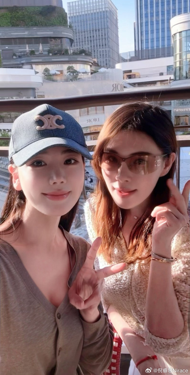 今天穿着套睡衣[笑着哭]就被宝子催出门了🌞出门走走​​​
