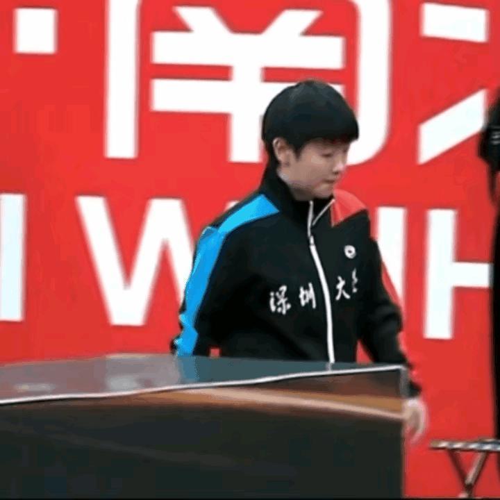 都是观众和记者，莎莎走过来了！拽拽衣服，左右看看，可不能出错。莎莎葡萄眼