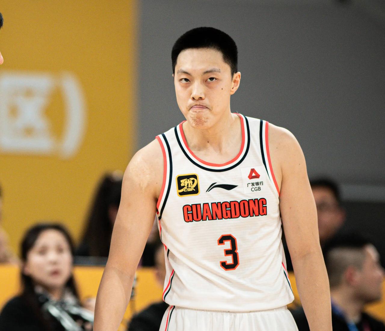 胡明轩收到轮休建议！在回到佛山顺德的过程中，胡明轩走路姿势有点奇怪，杜锋给出的