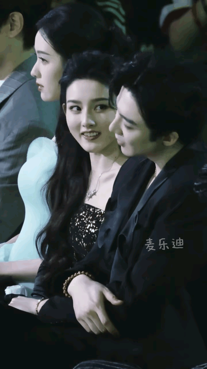 宋祖儿一直盯着刘宇宁看，眼神明亮且有神，看着刘宇宁都不敢看向她了刘宇宁一直斜盯