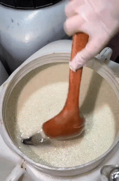 如何把融化的糖一滴不漏装进瓶子里，你学废了吗？