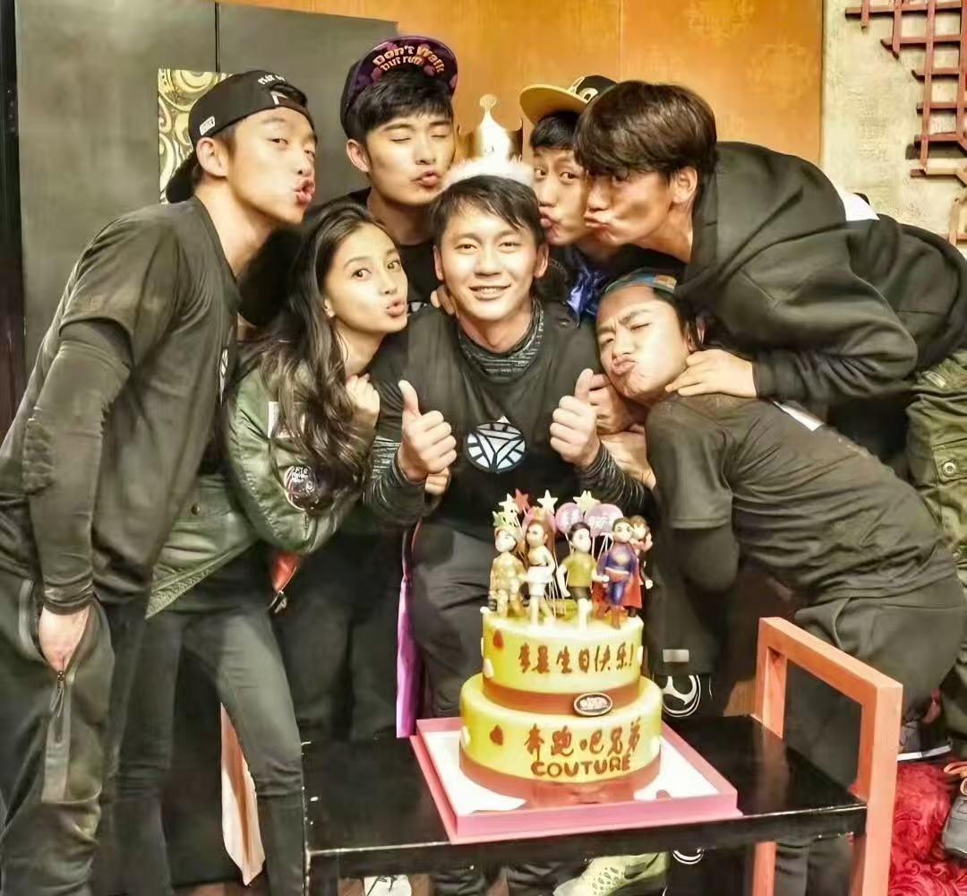 李晨晒与杨颖郑恺陈赫合照李晨杨颖郑恺陈赫合照啊啊啊！是初代跑男啊！！！