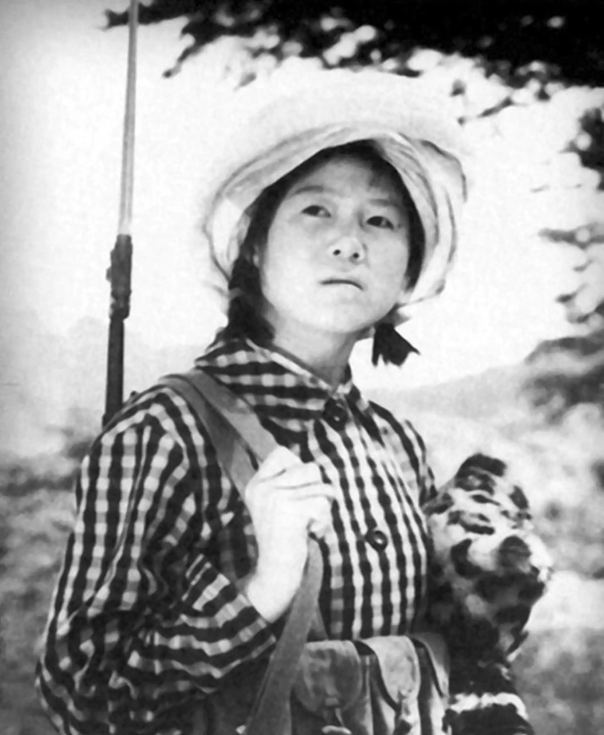 1975年，湖北神农架几名妇女正在田里挖洋芋时，一位女孩因为内急跑去树林中解决，