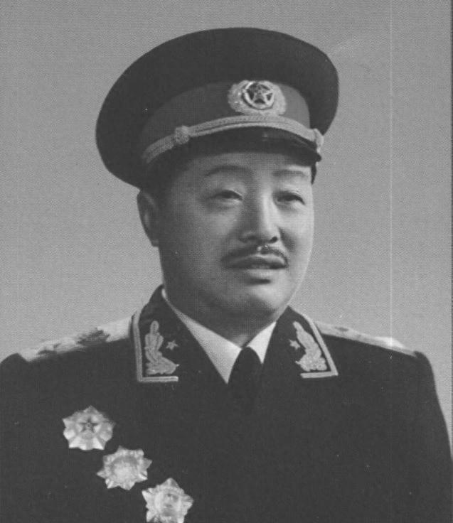 1955年贺龙视察海军学校时为何端着饭碗蹲在地下吃饭？他坦言：我看不惯那一套1