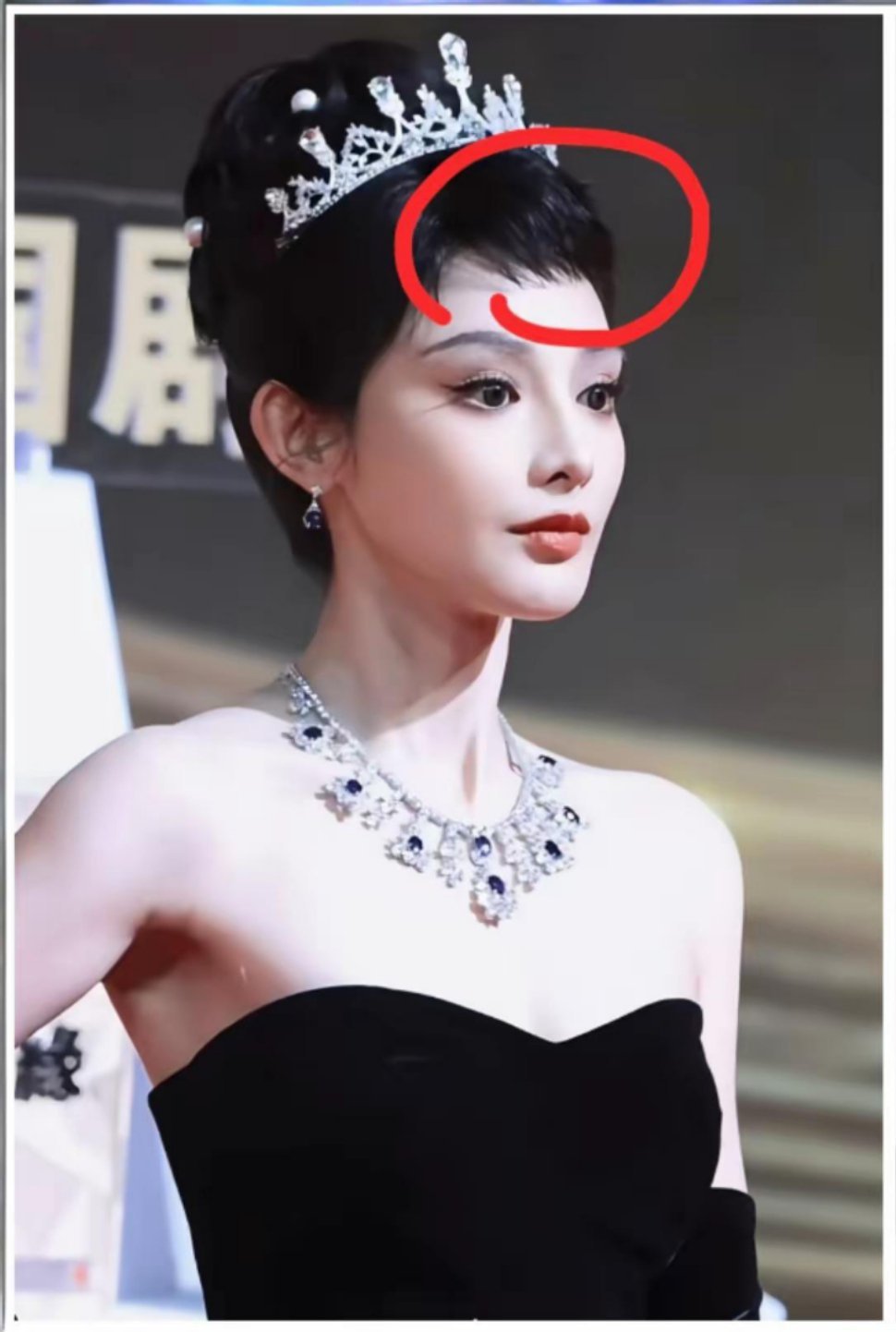 彭小苒这个赫本造型，虽然真的很美，但有一点特别奇怪，她的刘海形状怪怪的，正面看好