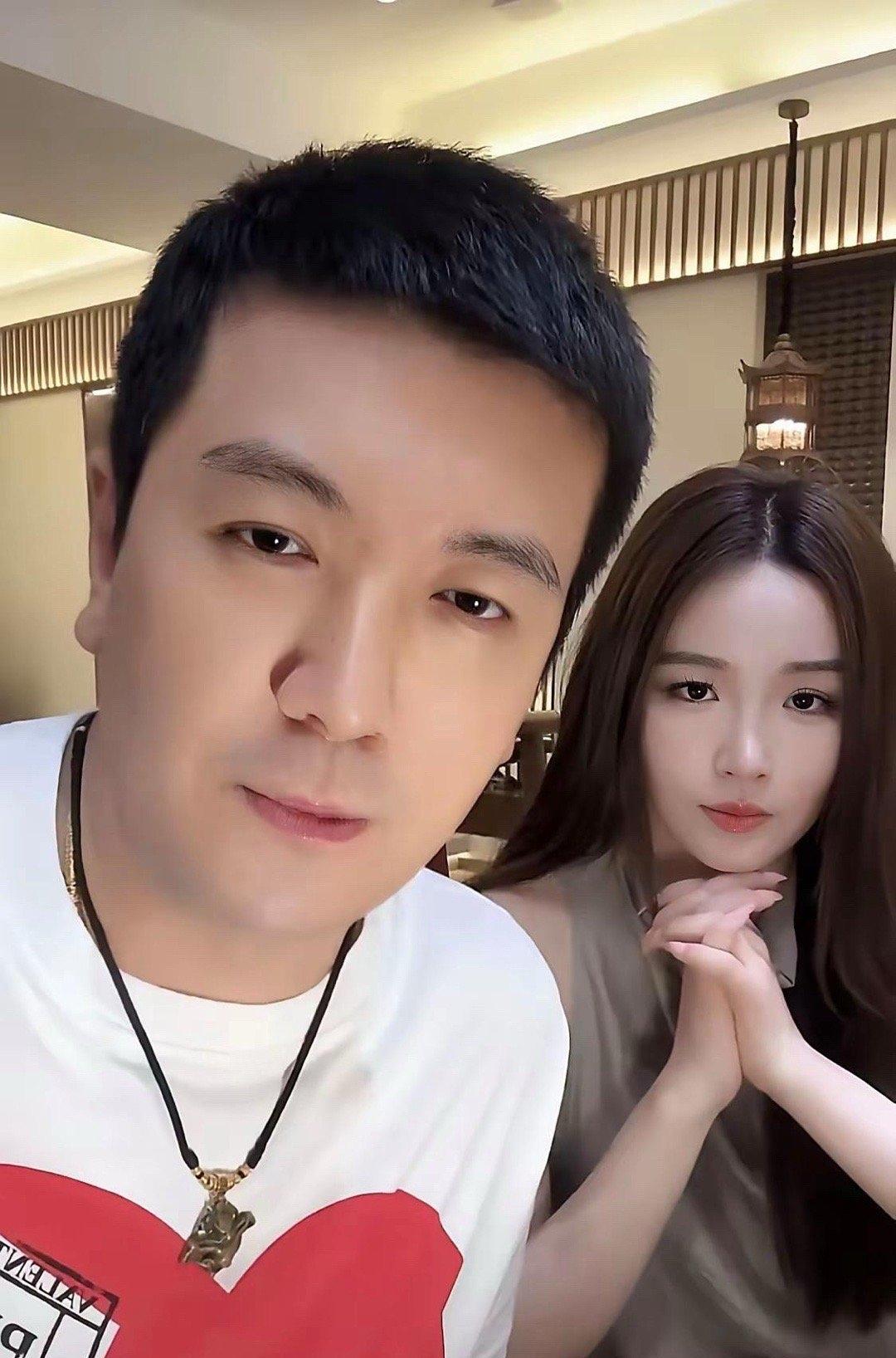 离婚7个月，杨子和23岁小女友高调秀恩爱，不给黄圣依留一丝体面，却无意中撕下自己