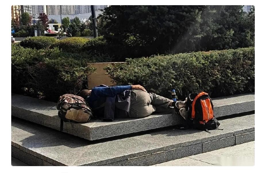 哈尔滨西站，一个50岁出头的男人，就这么躺在角落里。他不是累瘫了，也不是病了