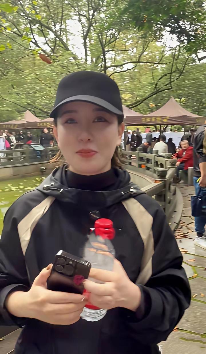 杭州相亲角这幕太扎心！94年女生年薪45万，被阿姨们围得水泄不通，可没人