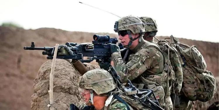 很多人玩战争游戏久了，总会产生一种错觉，觉得战场上士兵随便就能背上千百发子弹，全