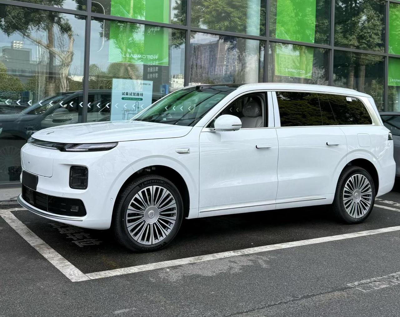 兄弟们，零跑来真的了！全新旗舰SUV——D19展车已陆续到店，预计4月正式交付