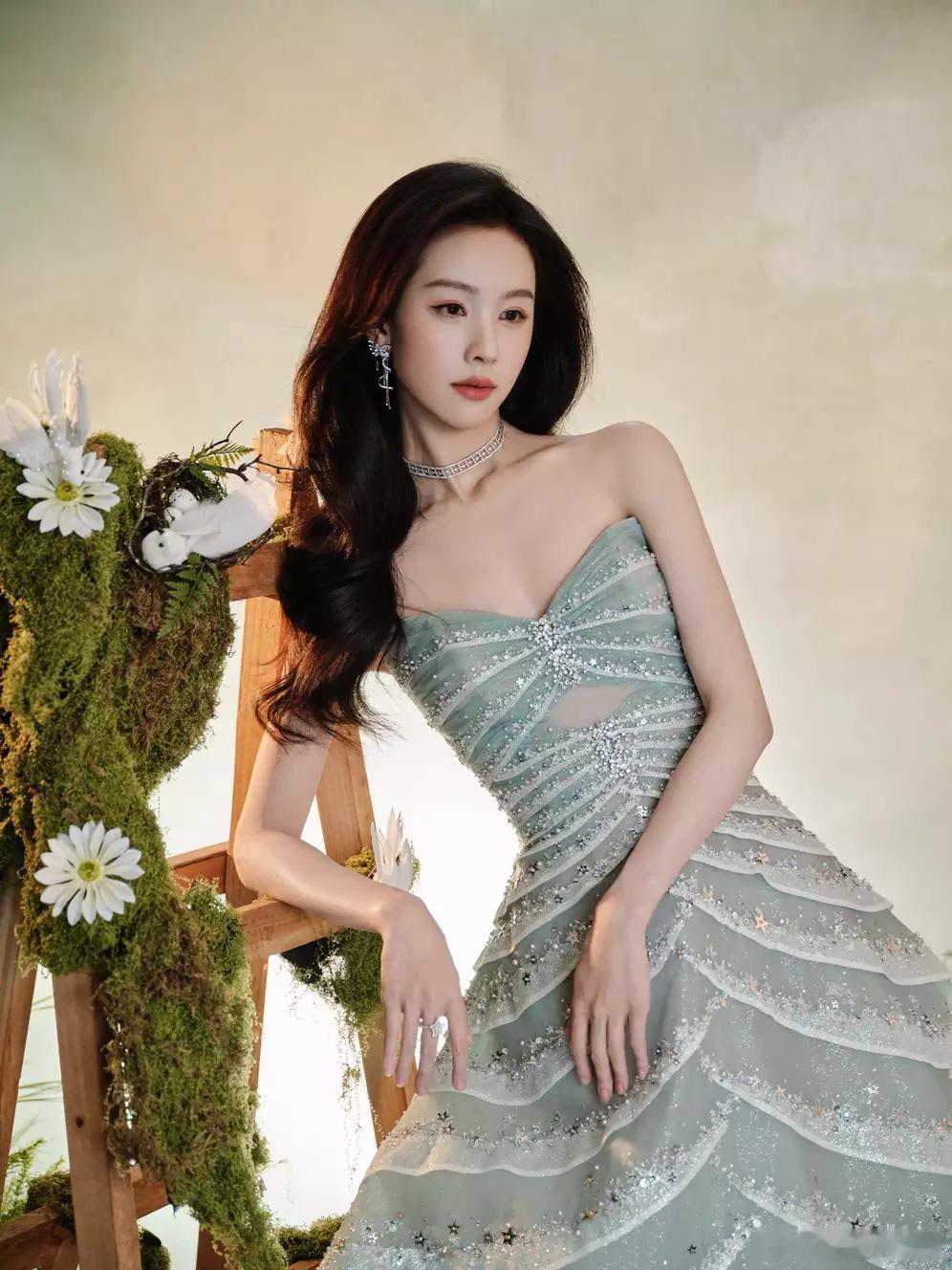 陈都灵穿浅蓝色抹胸渐变纱裙现身活动，照片里的她黑发披肩，优雅温柔，眉眼间风情万种