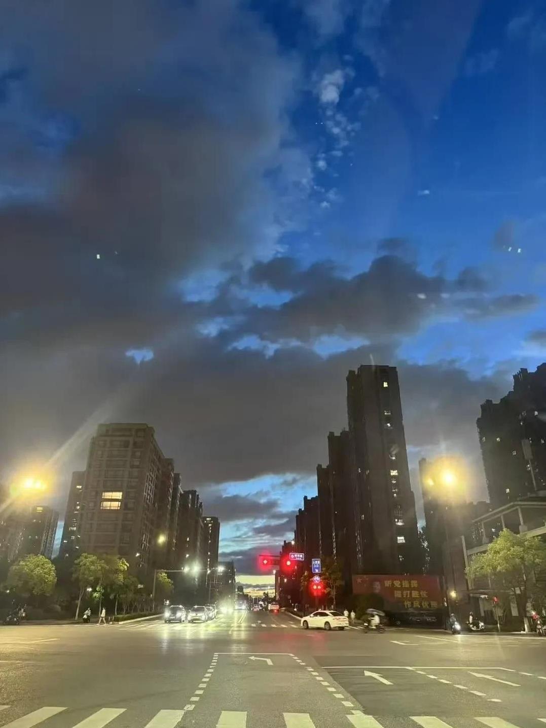 公婆把分红的钱分成了两份，一份给我们一家三口，一份给小姑子，公婆说这就叫公平，可