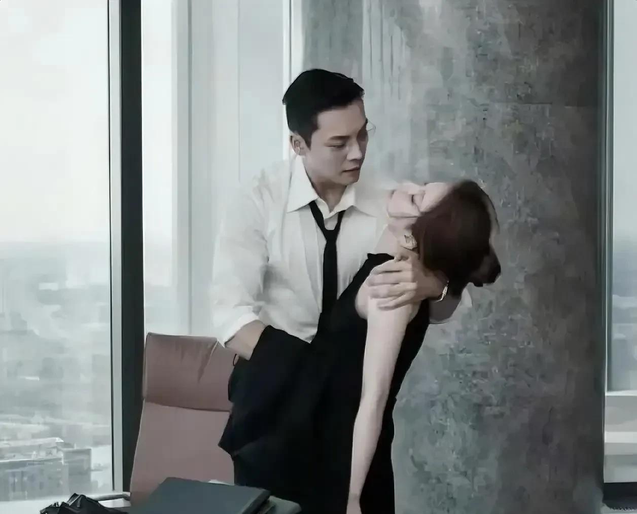 《许我荣耀》不要太夸张，什么“许妍一滴泪，演到你心碎”。我的妈呀，这可是整容后的