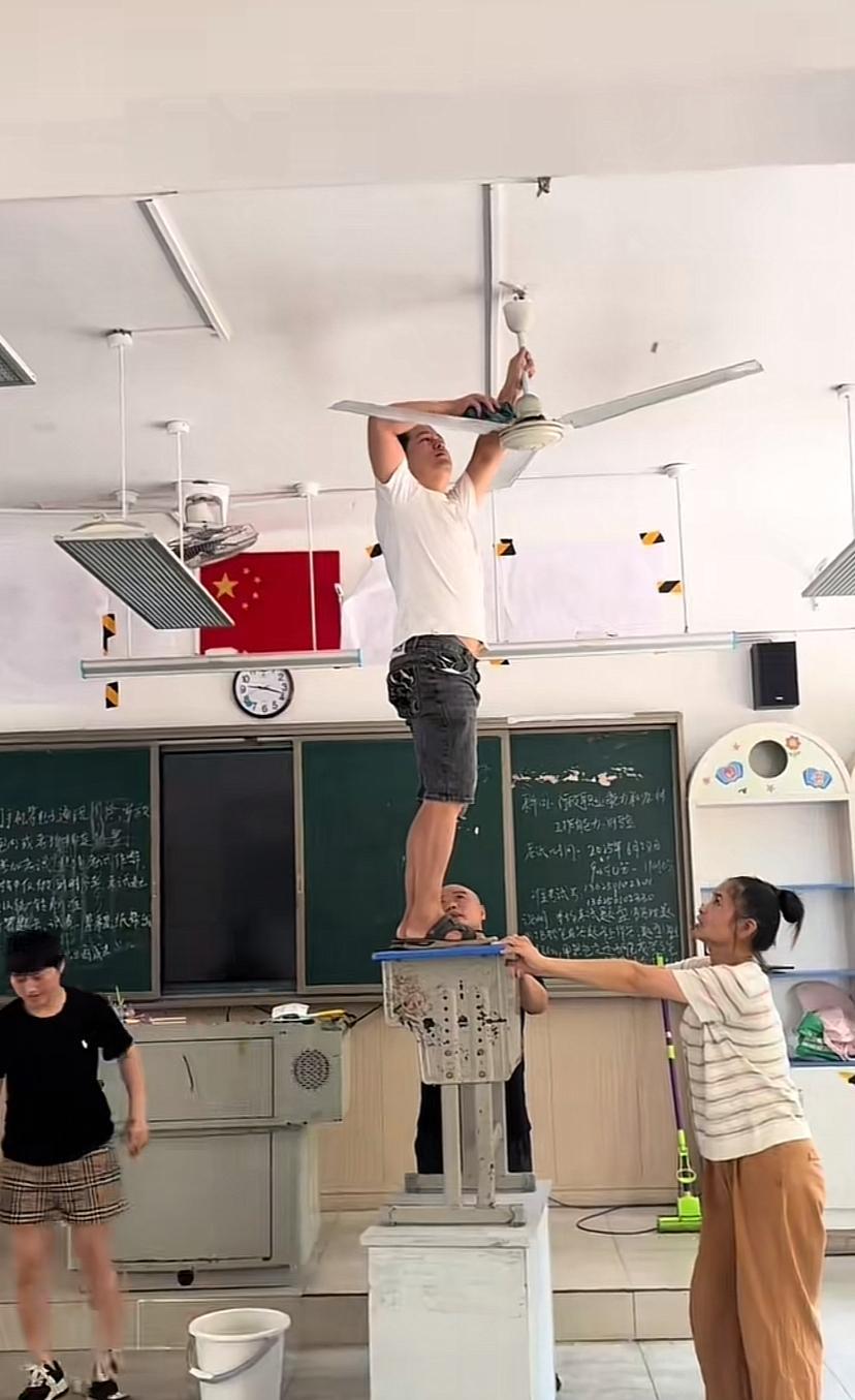 小时候自己要去打扫卫生，等孩子们读书了又要帮孩子们打扫卫生。