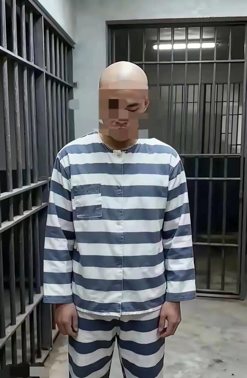 金毛狮王没有往日的嚣张，他现在就想活着都是奢侈，这就是他的下场。他现在是求生不能