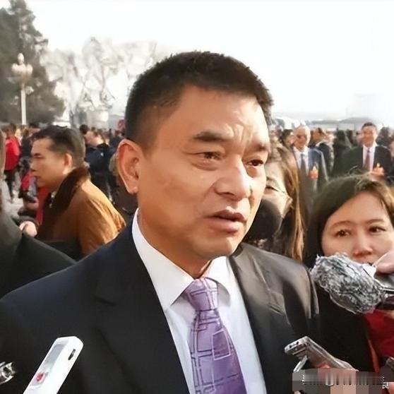 真不是我矫情一天利息500万。这个数字,是74岁的刘永好每天醒来就要面对