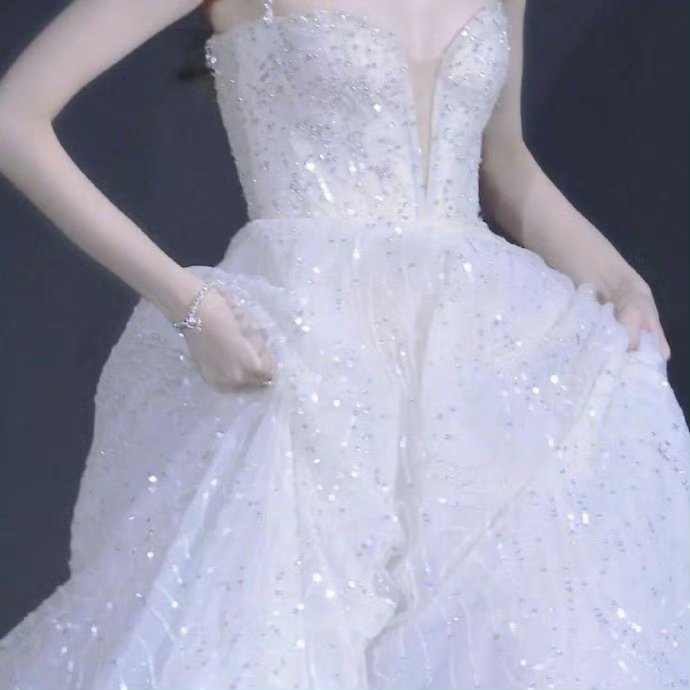 妈妈说：男人是有爱情的，而女人没有，女人是谁对她好，她就跟谁走了。我想了半天，发