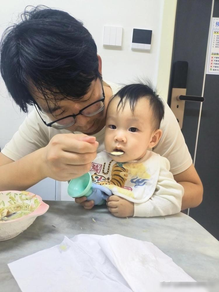 怀孕快九个月的半夜，我被一泡尿憋醒，扶着后腰刚挪到洗手间门口就听见里面有压着