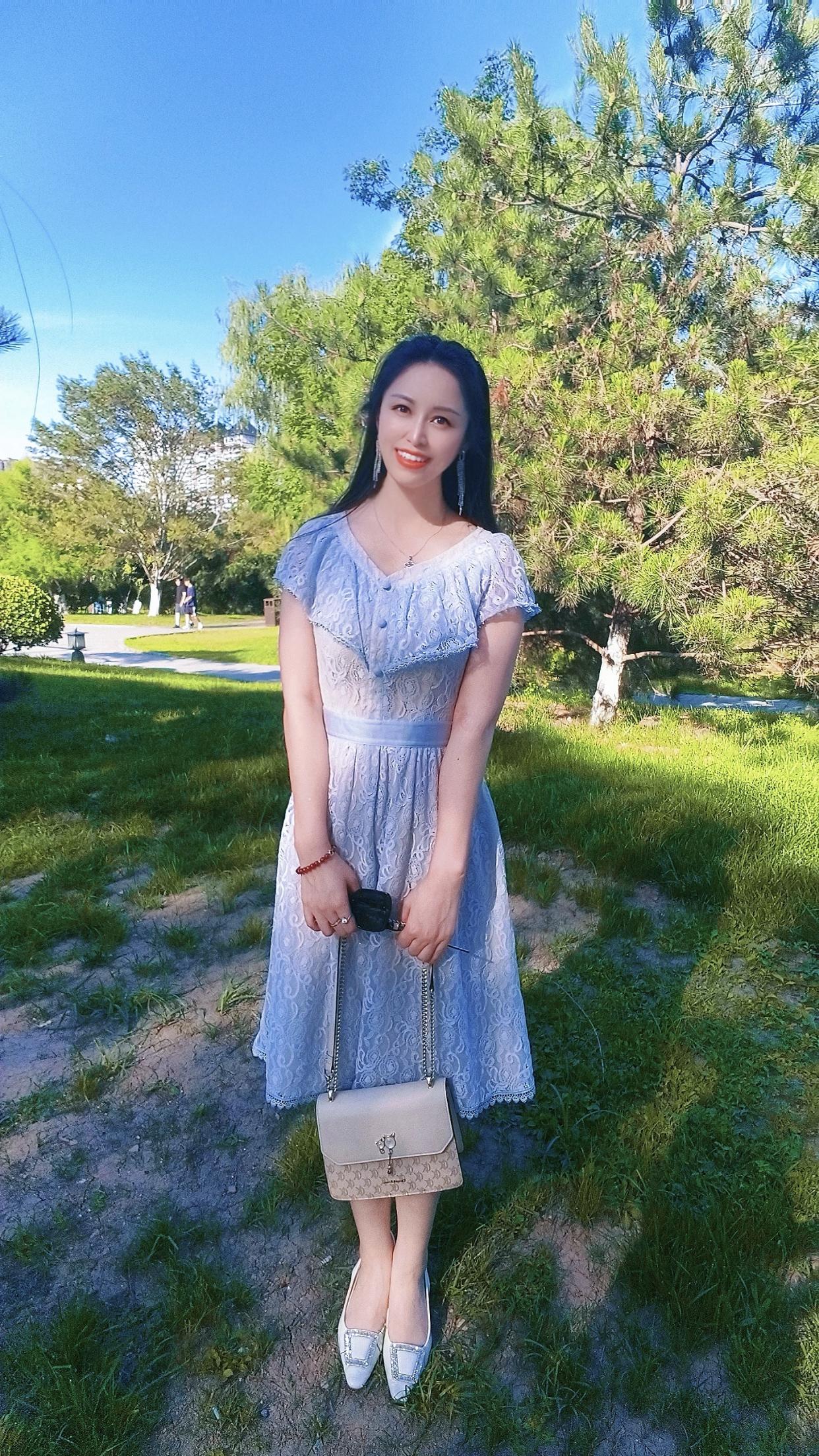 我的今日状态：🥲强颜欢笑我这里的天气：☀️晴天