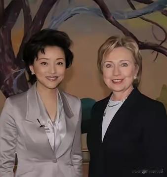 杨澜站在这个老太太面前，低眉顺眼，显得有些非常的拘谨，腰挺的也不是很直，反观这个