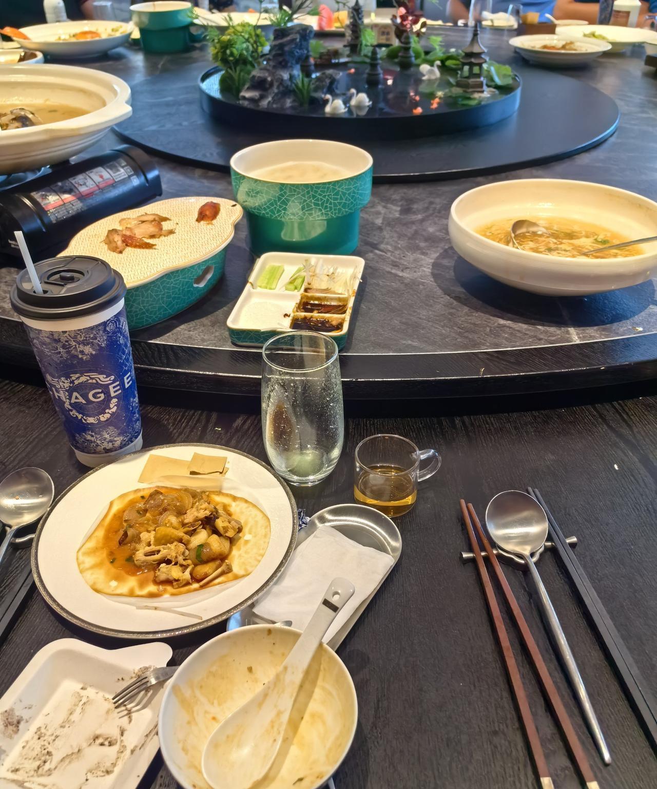 今天跟老公出去吃饭，遇到他以前的领导，我心想他肯定懒得搭理，结果老公立马凑上去献