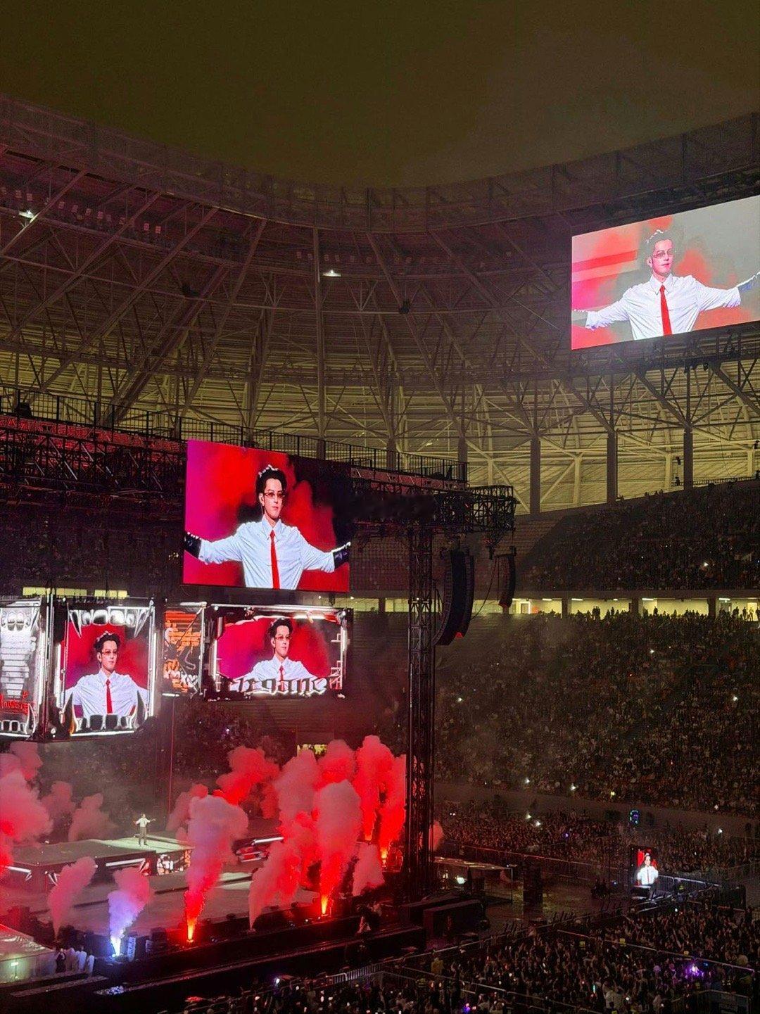 王鹤棣的屁股得恐高吧强烈建议回看《优雅》直拍！王鹤棣跳舞时的核心力量惊为天人，