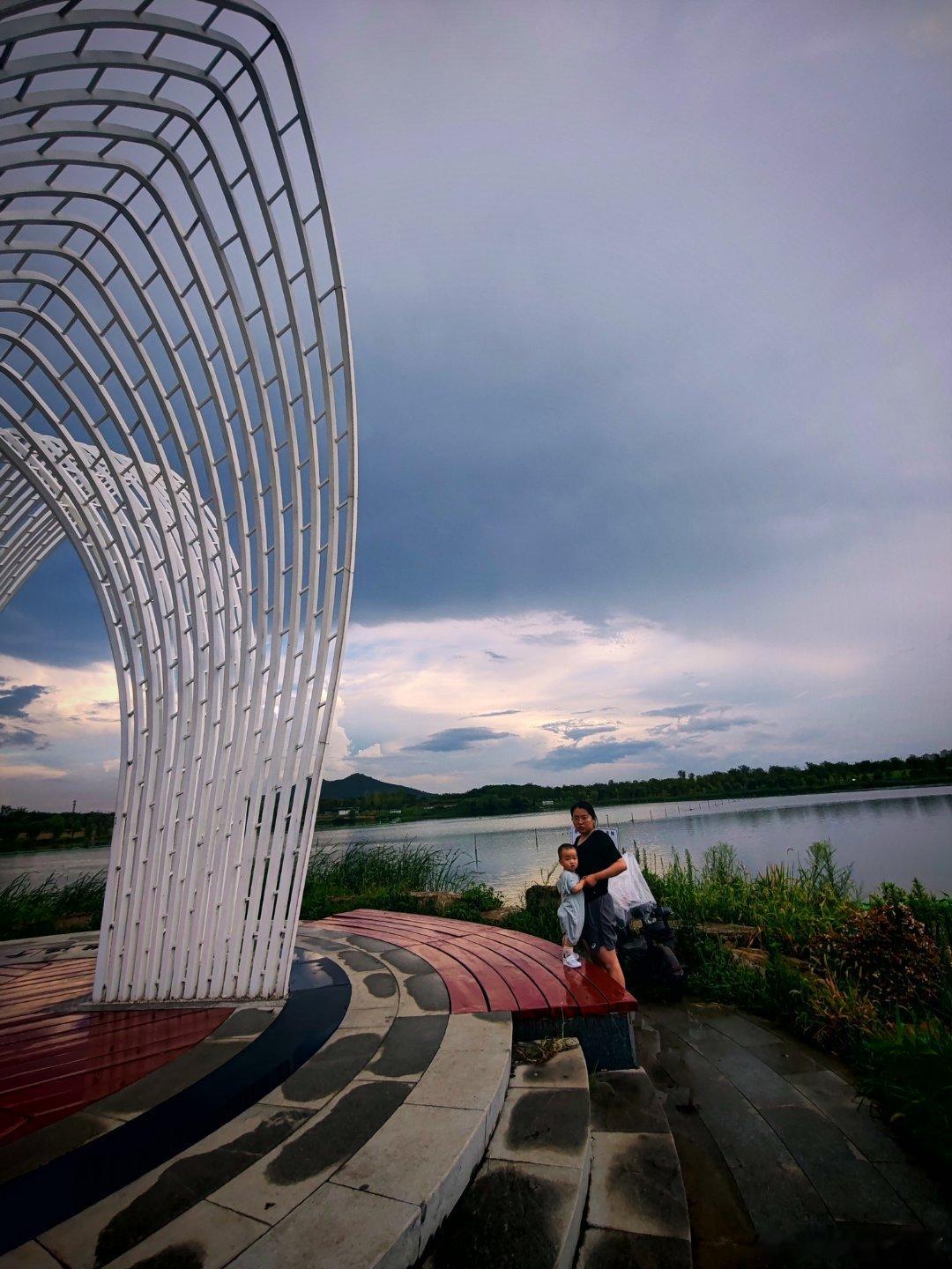 随手拍夕阳西下时，站在阳湖边，欣赏云，欣赏景……山美水美家乡美江南天天拍用眼睛