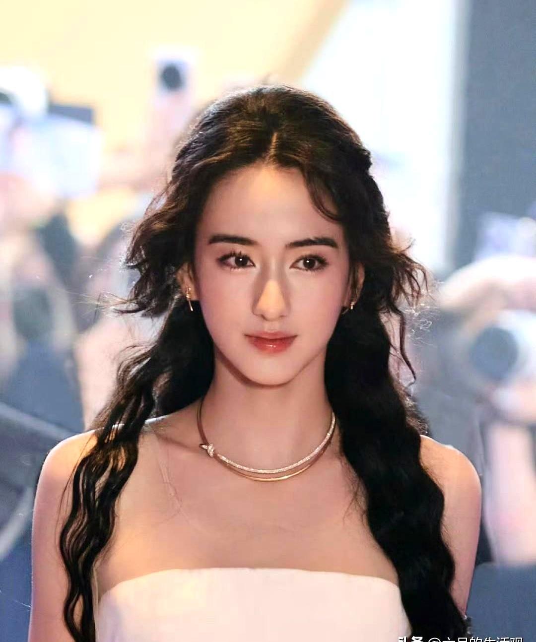 今年最火的女星，说实话，你可能都没想到！不是杨紫，也不是赵丽颖，而是能和肖战一