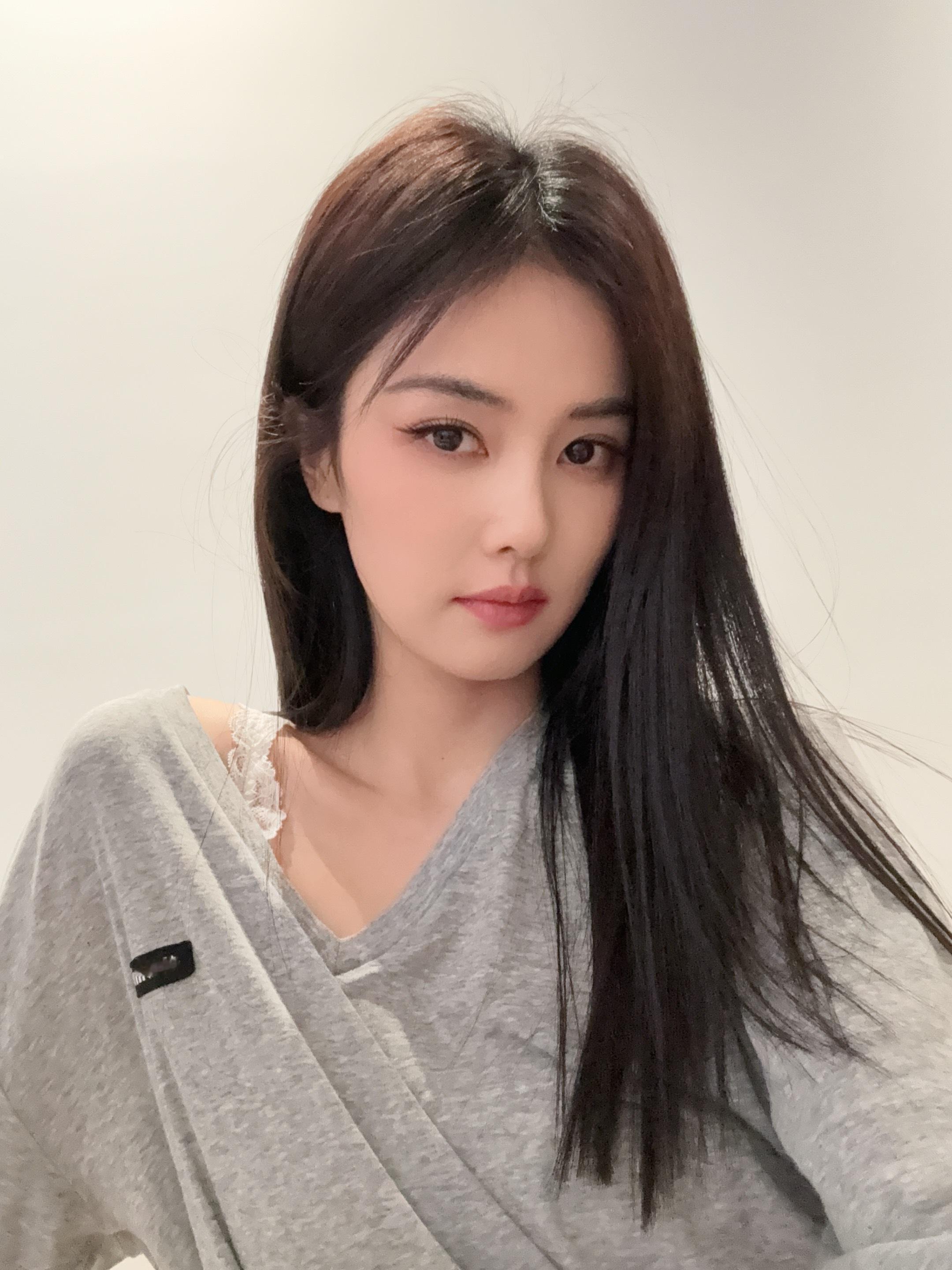 闪闪发光的白梦妍✨好喜欢看白鹿的自拍​​​