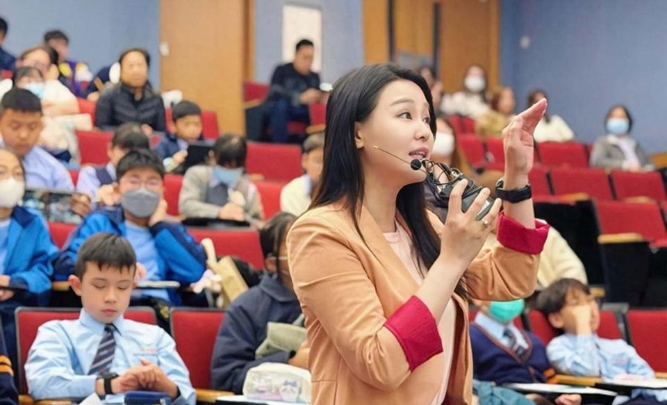 36岁TVB前女星“跨界”政界，这逆袭剧本太带感！家人们，娱乐圈最近又炸出一颗