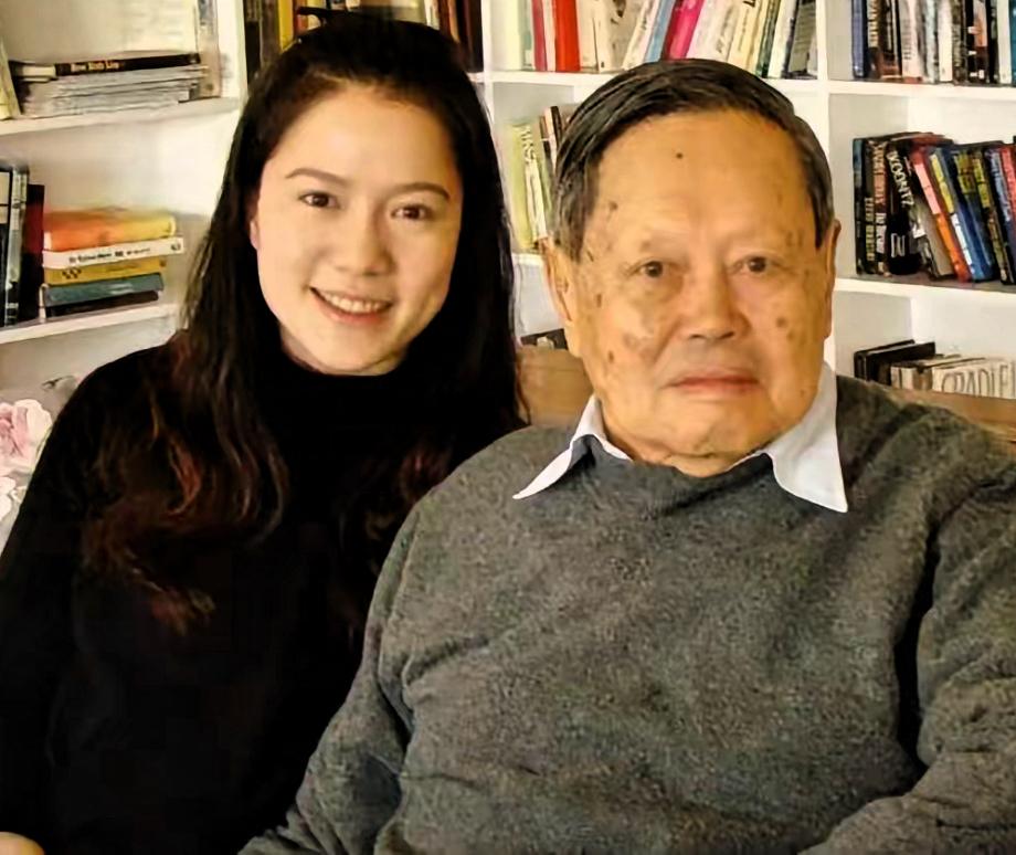 我问外婆“翁帆是真的爱先生吗”，外婆沉默了下说的话，直接让我愣了！她说“现在