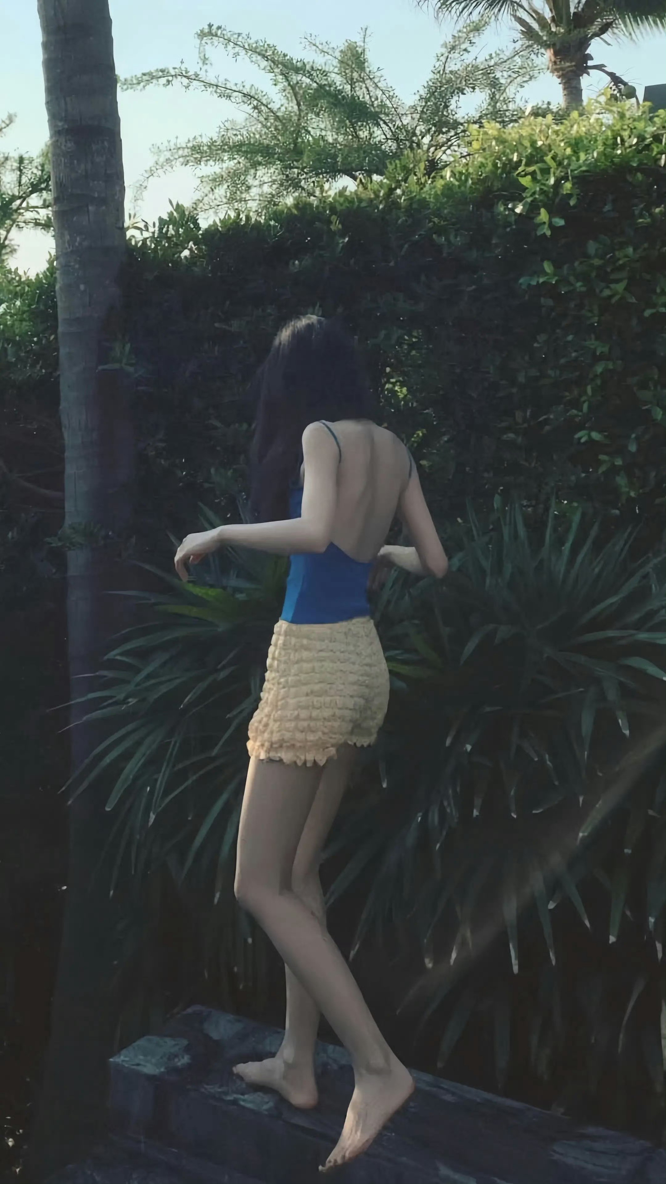 是不是人一旦瘦到一定程度，就会让人忽略掉身高鞠婧祎这个背影完全不像矮个子，像模特