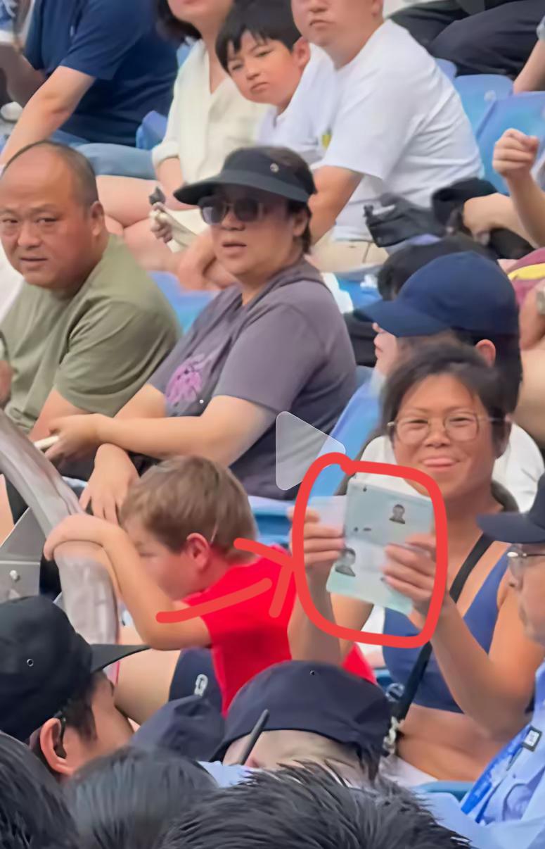 这下好了，出名了吧，不止上海朋友知道了，全国都知道了！这位叫谢云的女人，在上