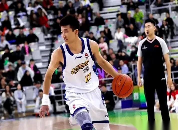 孙铭徽的脚踝，肿得像个馒头。老将周鹏凑过去看了一眼，摇摇头，直接跟旁边人说：“