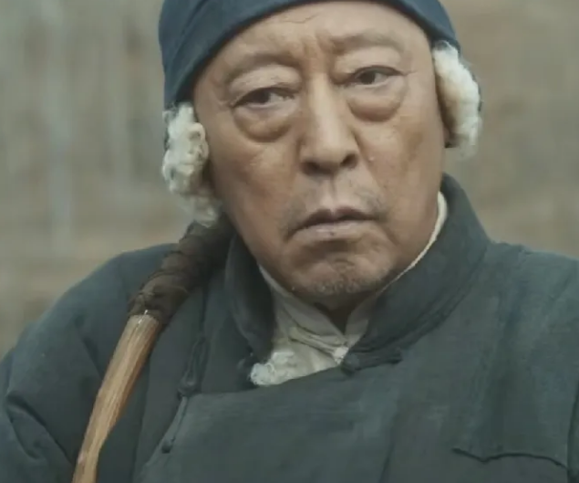 《生万物》，昨天的剧集里最让人感动的是宁二叔宁学瑞，在绣绣被马子抓走的时候，他带