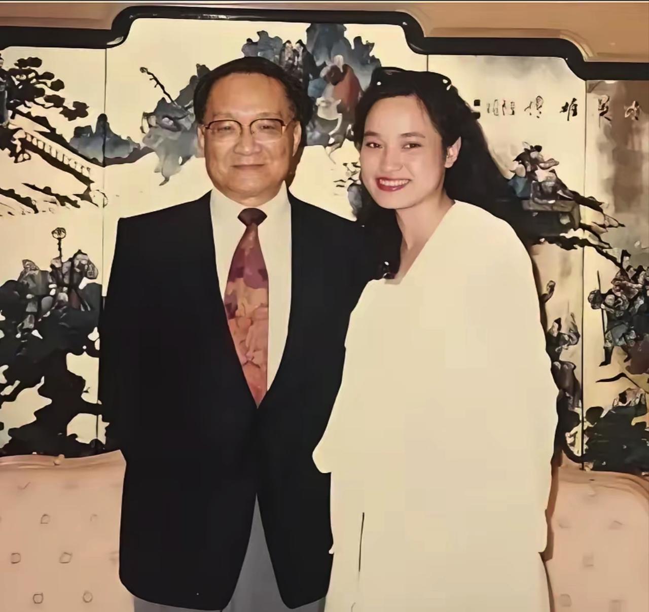 1976年，金庸随手给女服务员10元小费，竟意外改变了自己的人生轨迹！197
