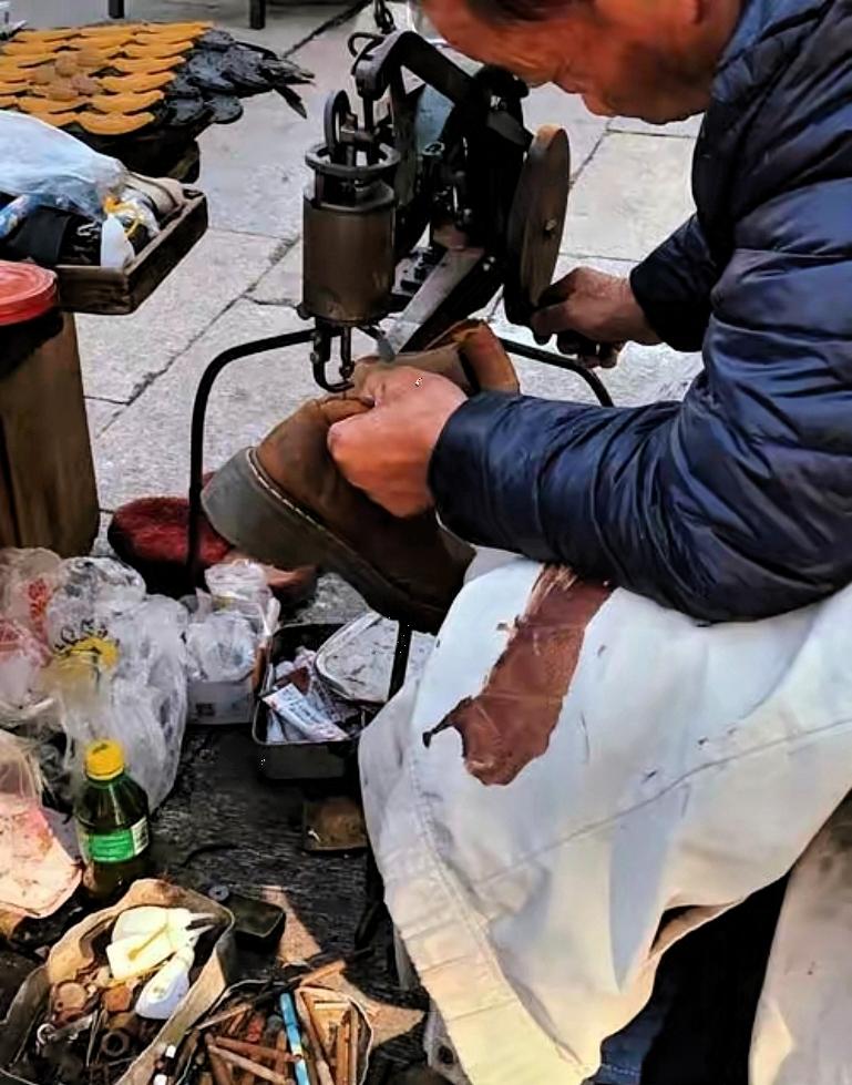 钱越来越难挣了，能把人愁死。我今年五十三岁了，很多工厂不要我，嫌我年龄大，没有